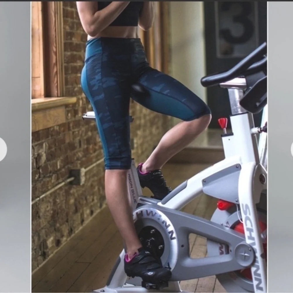 Lululemon Camo Leggings - Clip-in Crop - Alberta Lake Navy Blue - sz 4